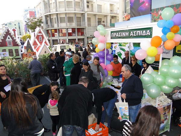 Μοιράσαμε και φέτος δενδρύλλια στην Μακαρίου!