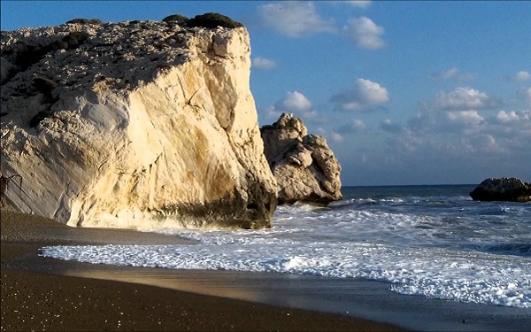 Όχι να τους χαρίσουμε και την Πέτρα του Ρωμιού!